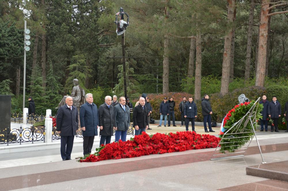 Millî Meclis heyeti, Fahri Hiyaban’da Ulu Önder Haydar Aliyev’in hatırasını andı